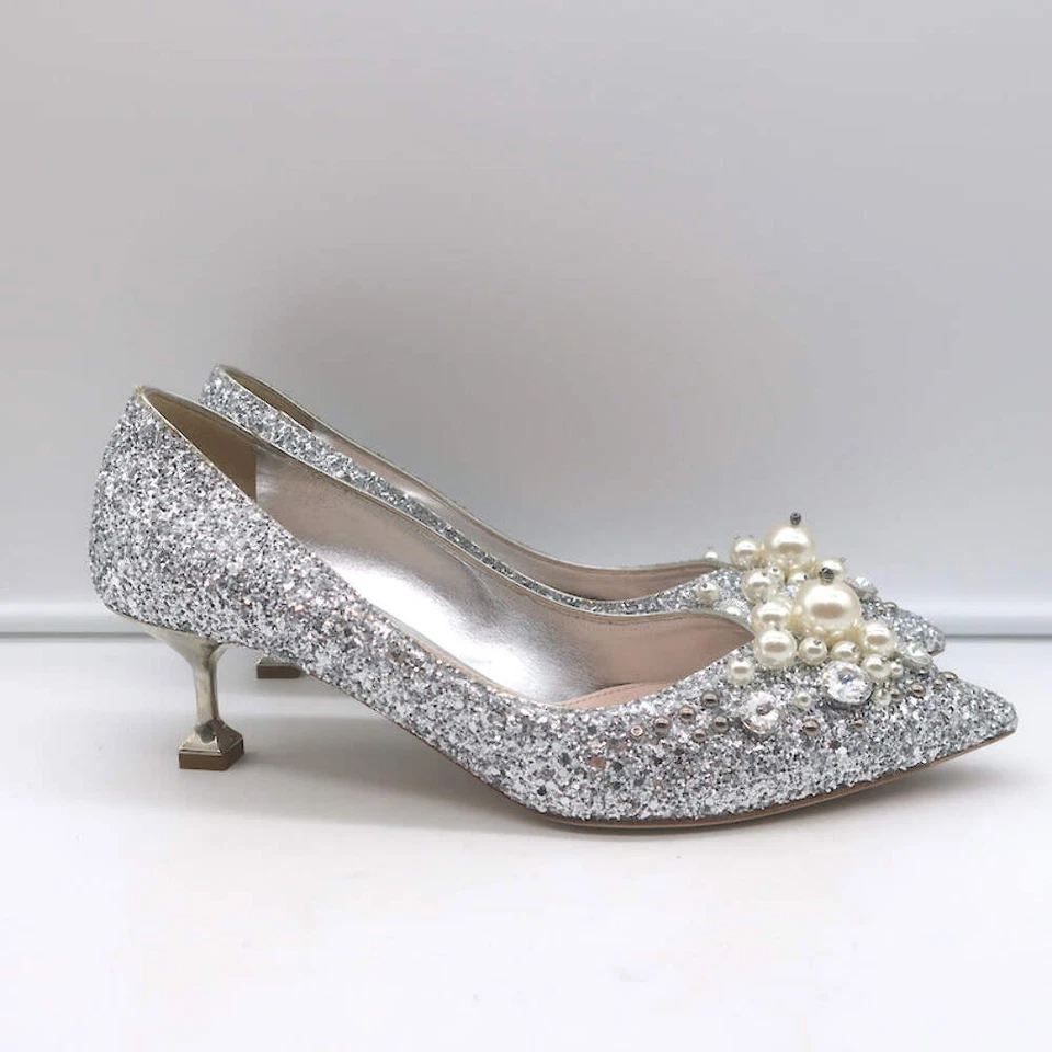Bombas de tacón bajo Miu Miu con adornos de perlas y cristales plateadas brillantes talla 38 Foto 2 de 4