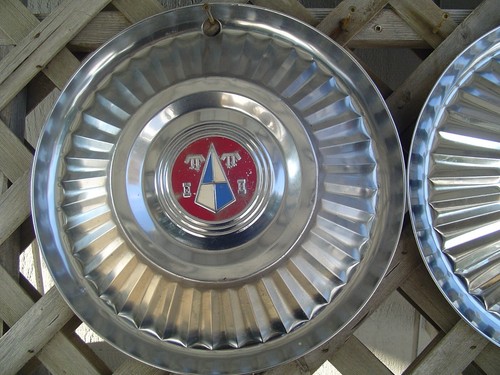 TWO VINTAGE ANTIQUE 1956 HUDSON HORNET SPECIAL SUPER 8 CUSTOM HUBCAP WHEEL COVER - Picture 2 of 11