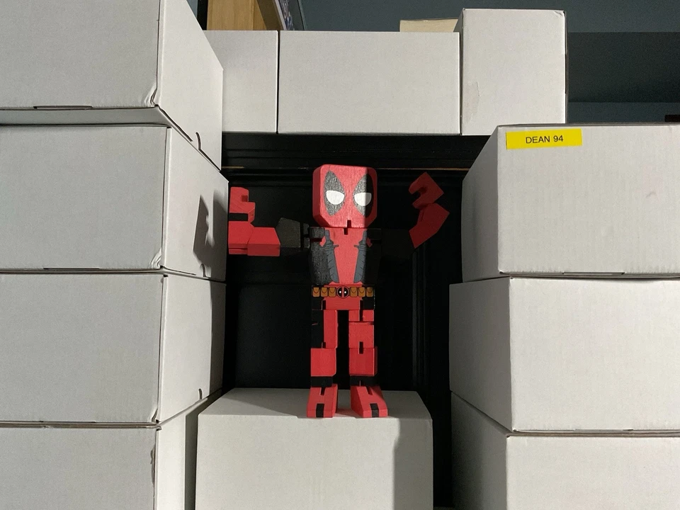 Figura de acción Deadpool Posable Wood - Game Stop - (Disney) (Marvel) Foto 4 de 4