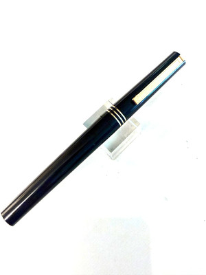 Black Osmiroid Fountain Pen with Gold MEDIUM Rolatip nib. Excellent condition