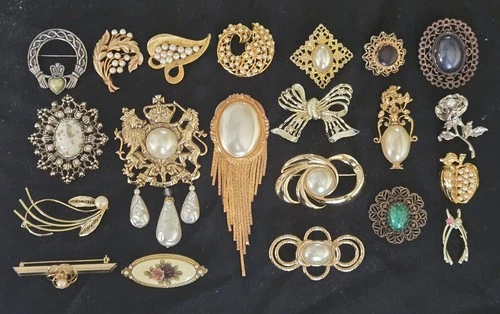 VTG COSTUME JEWELRY LOT 21 BROOCHES GOLD SILVER TONE FAUX PEARL STONE SOLDOR JJ