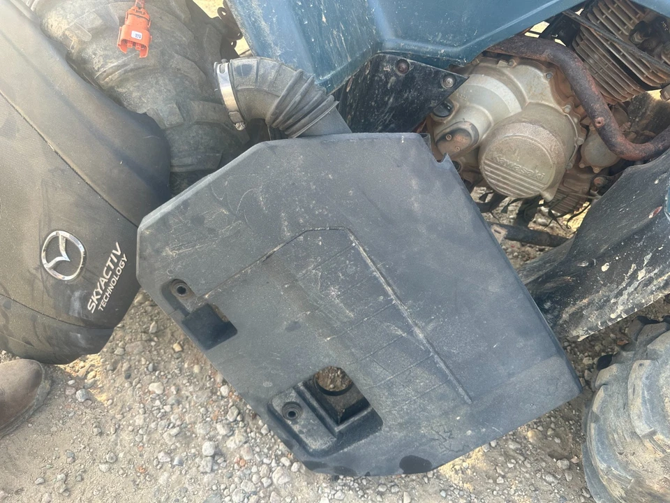 11-15 CHEVROLET VOLT OEM AIR INTAKE RESONATOR & ENGINE COVER 1.4 - Image 2 of 3