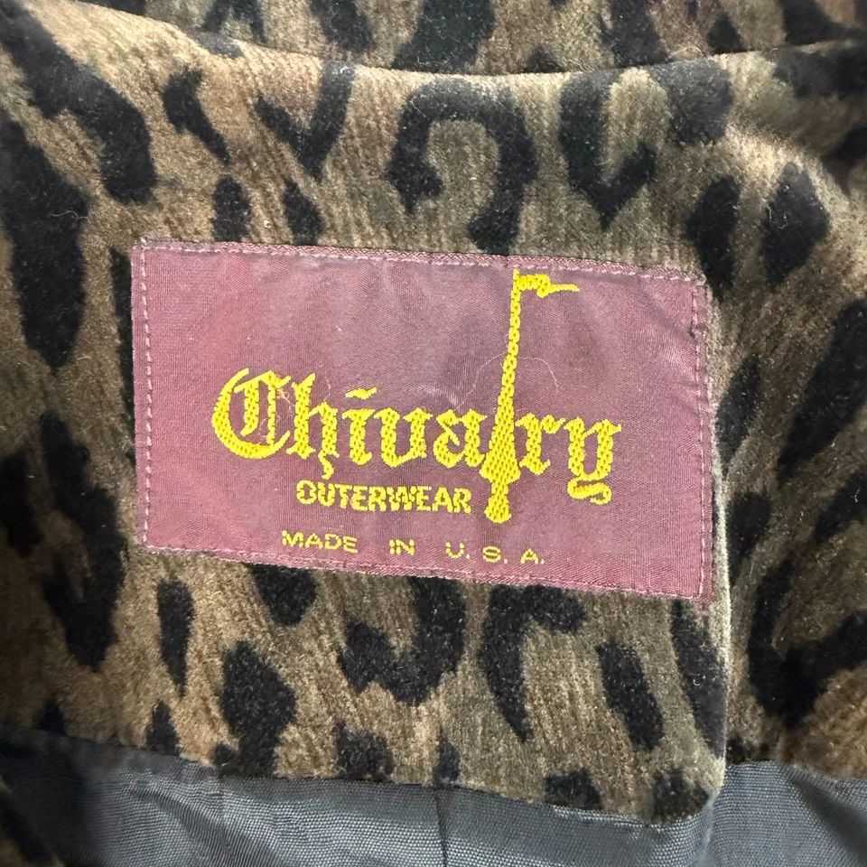 Abrigo Jackie O vintage de terciopelo con estampado de leopardo de doble botonadura para mujer Foto 4 de 4