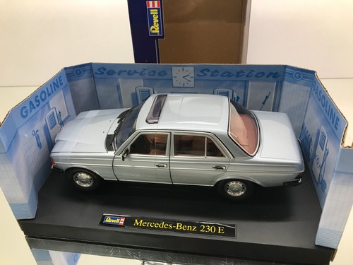 REVELL 08407 MERCEDES BENZ 230E -LIGHT BLUE 1:18 rare color- HIGH QUALITY IN BOX - Imagen 6 de 10