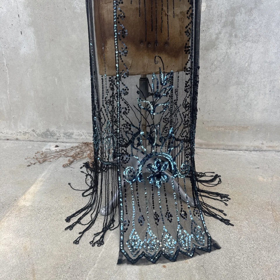 Antiguo vestido negro de lentejuelas y cuentas de red de los años 20 con flecos Maxi Deco ilusión vintage Foto 4 de 4