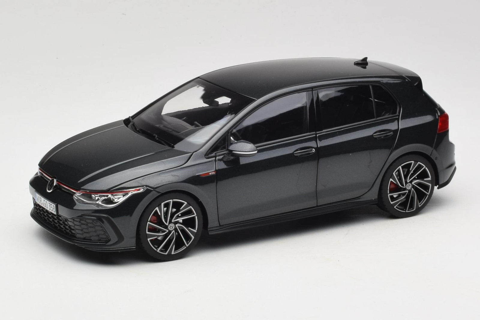 188591 Volkswagen Golf GTi Black Metallic Norev 1/18