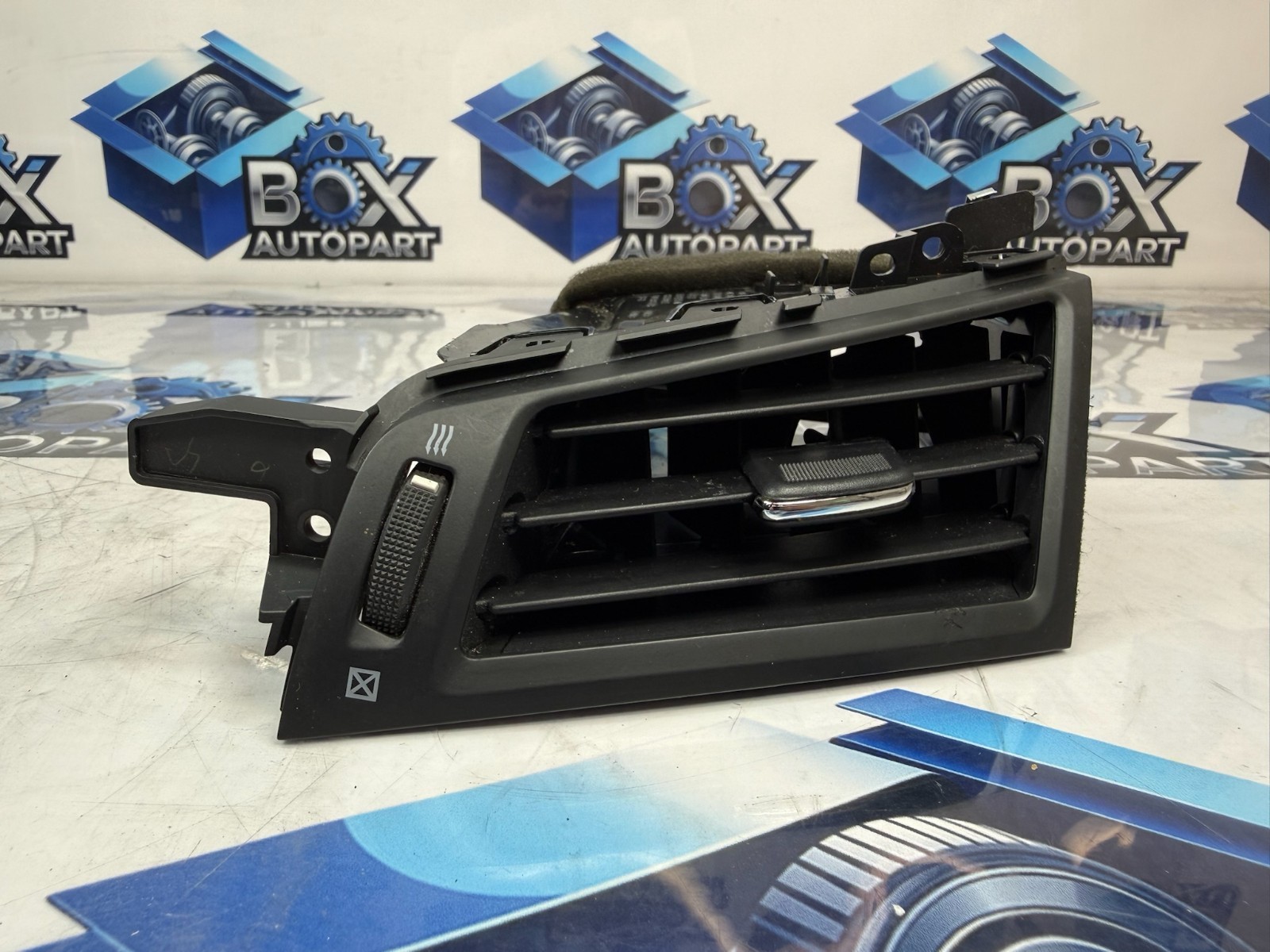 2016-2022 Infiniti Q50 Left Center Dash A/C Air Vent 687514GA0A OEM