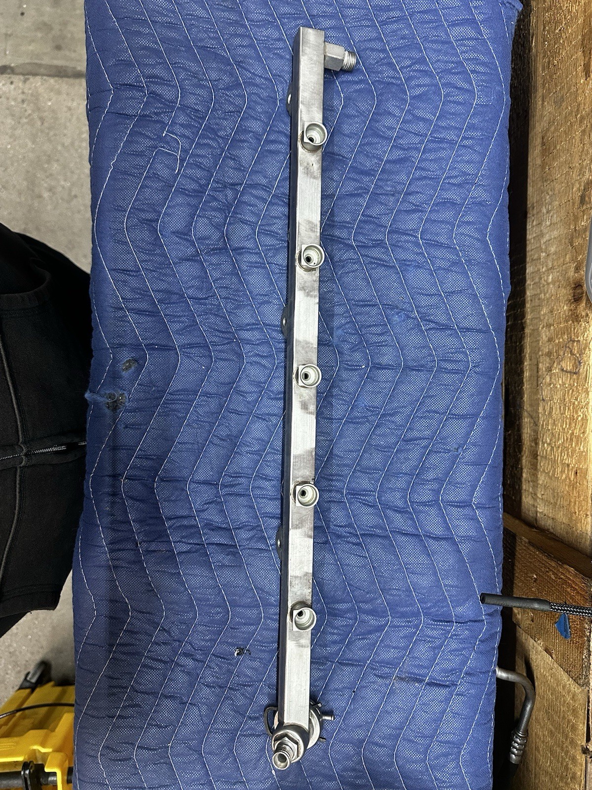 Lamborghini Gallardo Left Side Fuel Injection Rail ( 07L133681E )