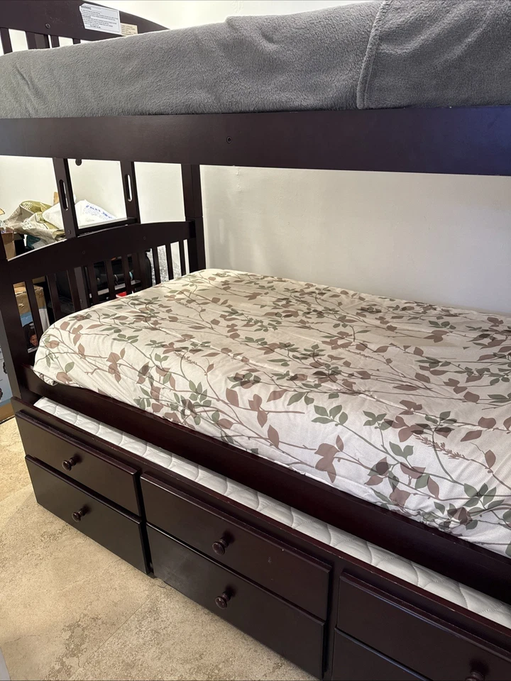 Litera doble opcional debajo de la cama de almacenamiento. Pino macizo y acabado en un cappucino Foto 3 de 4