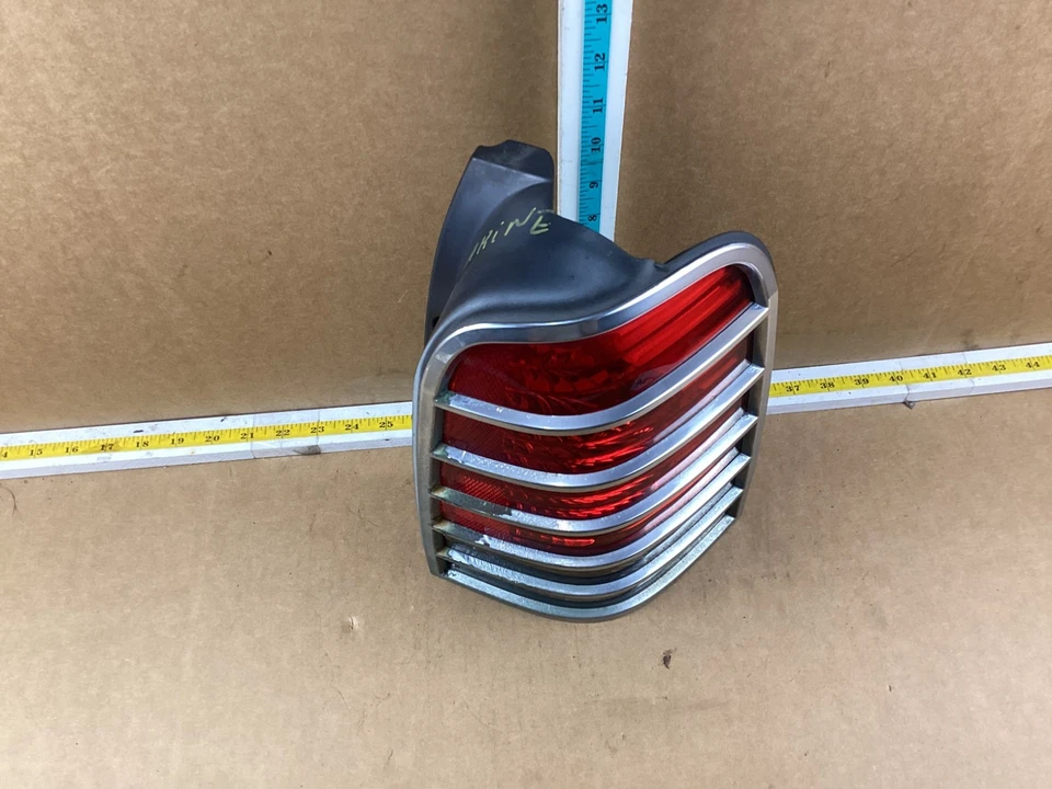 Conjunto de luz trasera derecha del lado del pasajero Mercury Mariner 2005-2007 Foto 2 de 4