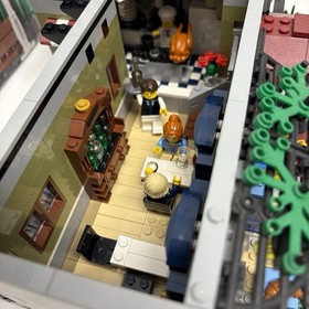 LEGO Creator Expert: Parisian Restaurant (10243) 100% Complete with Box 