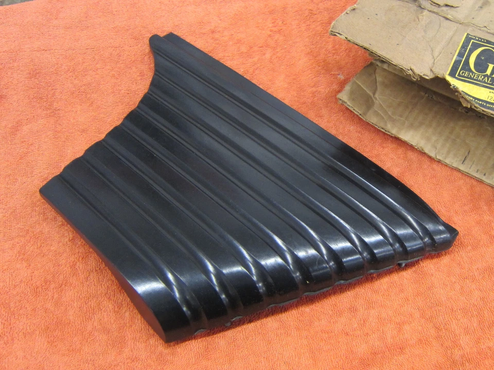 Oldsmobile 88 Deluxe 1952 recubierto de goma grava protector moldeado diestro 4589092 nuevo de lote Foto 2 de 3