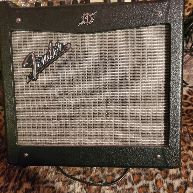 FENDER MUSTANG V2 HIGH SPEED, AMPED UP LOUD AMP