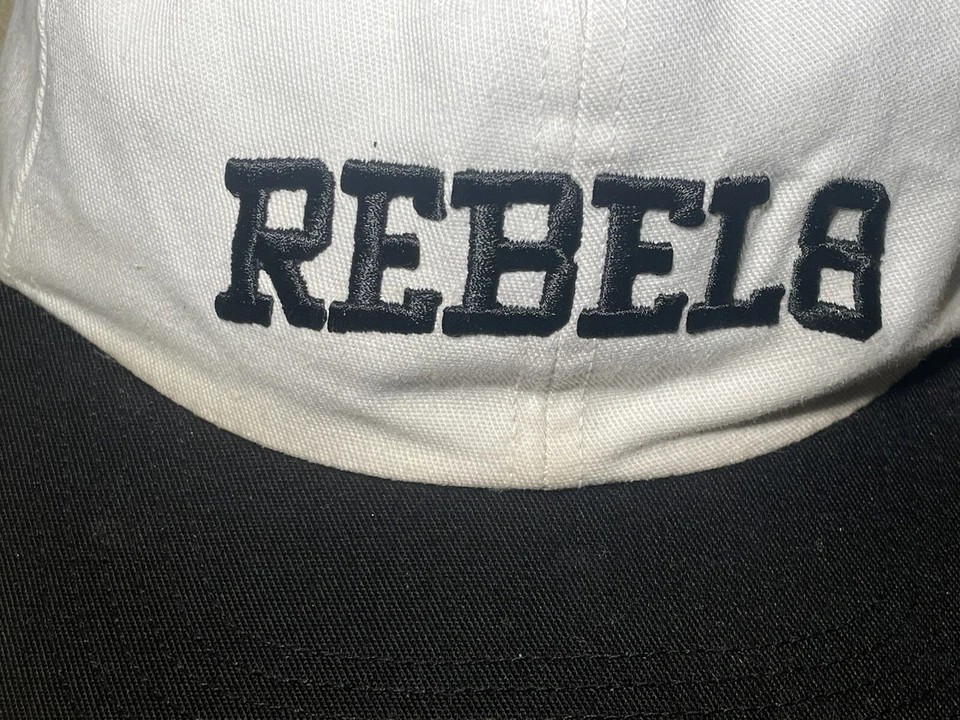 Gorra de béisbol REBEL8® Hecha en EE. UU. 6 paneles con correa Foto 2 de 4