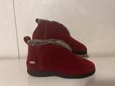 Womens ACORN Sz 6.5 - 7.5 Dark Red Wool with Faux Fur Lined Bootie Slippers