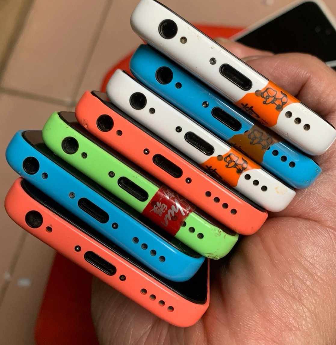95% N ew Apple iPhone 5c - 8GB/16GB/32GB (Unlocked) (CDMA + 95% N ew Apple iPhone 5c - 8GB/16GB/32GB (Unlocked) (CDMA +