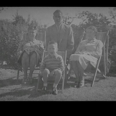 Familie im Garten, Kind, 60er Jahre, Vintage Schwarzweiß Negativ, Film