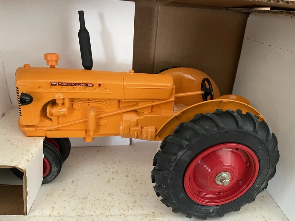 Liberty Classics Spec Cast Minneapolis Moline Tractor SCT 170 Narrow Front 1:16 - Image 2 of 4