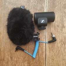 Sennheiser MKE 200 Compact On-Camera Microphone + Deadcat & Coiled Cable