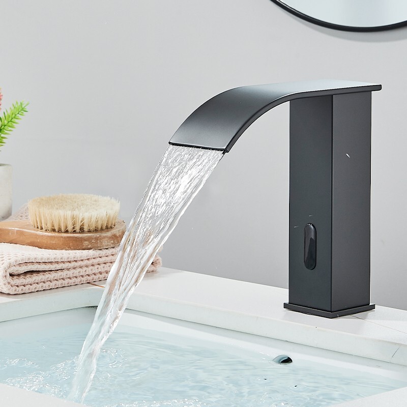 BATHLAVISH Schwarzer Wasserfall-Wasserhahn Fürs Badezimmer – Matt, Einzelloch, Mit Pop-Up Ablauf