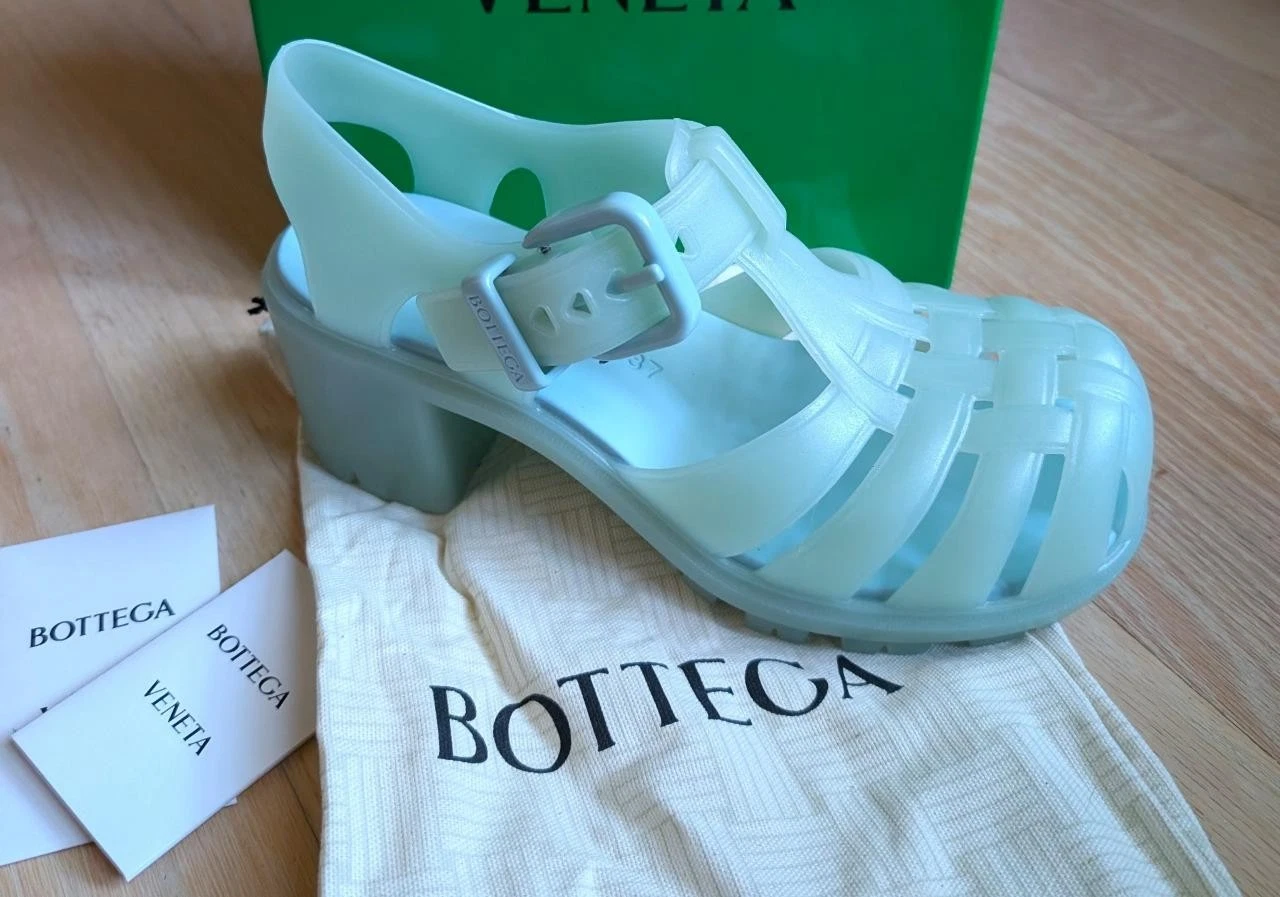 Bottega Veneta Gertie Blue Zenith Rubber Fisherman's Sandals Shoes Sz 37 US Sz 7
Opens in a new wind