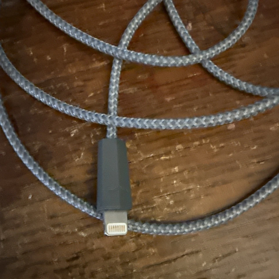 V-MODA Speakeasy DAC/AMP 3-Button Lightning Headphone Cable - Grey - Image 3 of 4