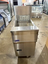 Pitco PCF-14 2-Bay Crisp N' Hold Floor Model Crispy Food Station