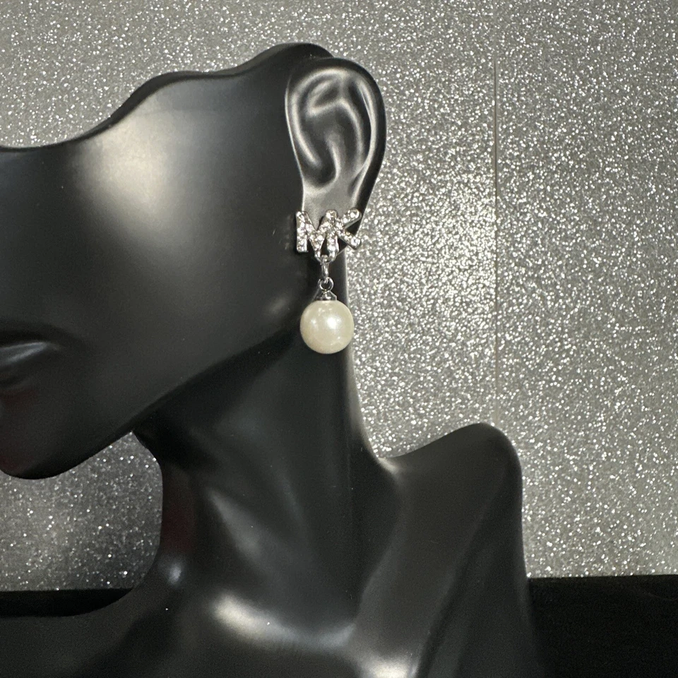 Pendientes con perla MICHAEL KORS MK Logo plata y cristal Foto 4 de 4