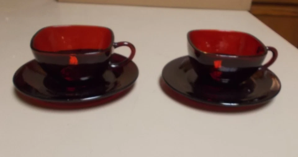 LOT OF 2 VINTAGE ROYAL RUBY RED DEPRESSION GLASS COFFEE CUPS AND SAUCERS SETS - Image 2 of 4