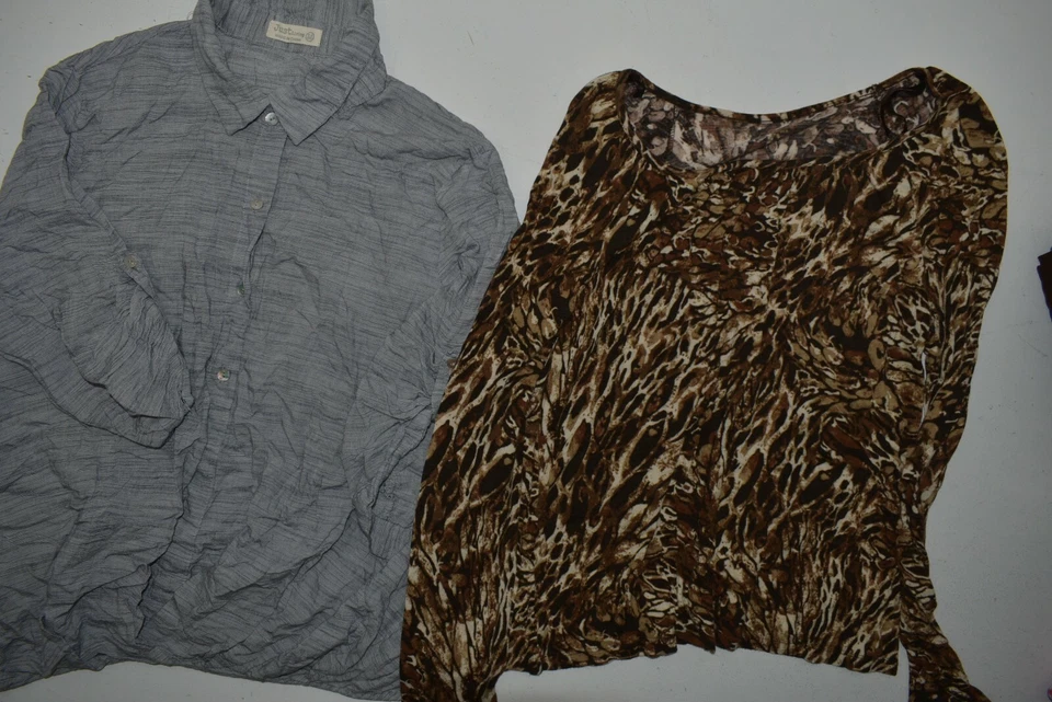 Venta al por mayor Lote a granel de 15 blusas tops informales pequeñas de invierno/otoño para mujer Foto 4 de 4