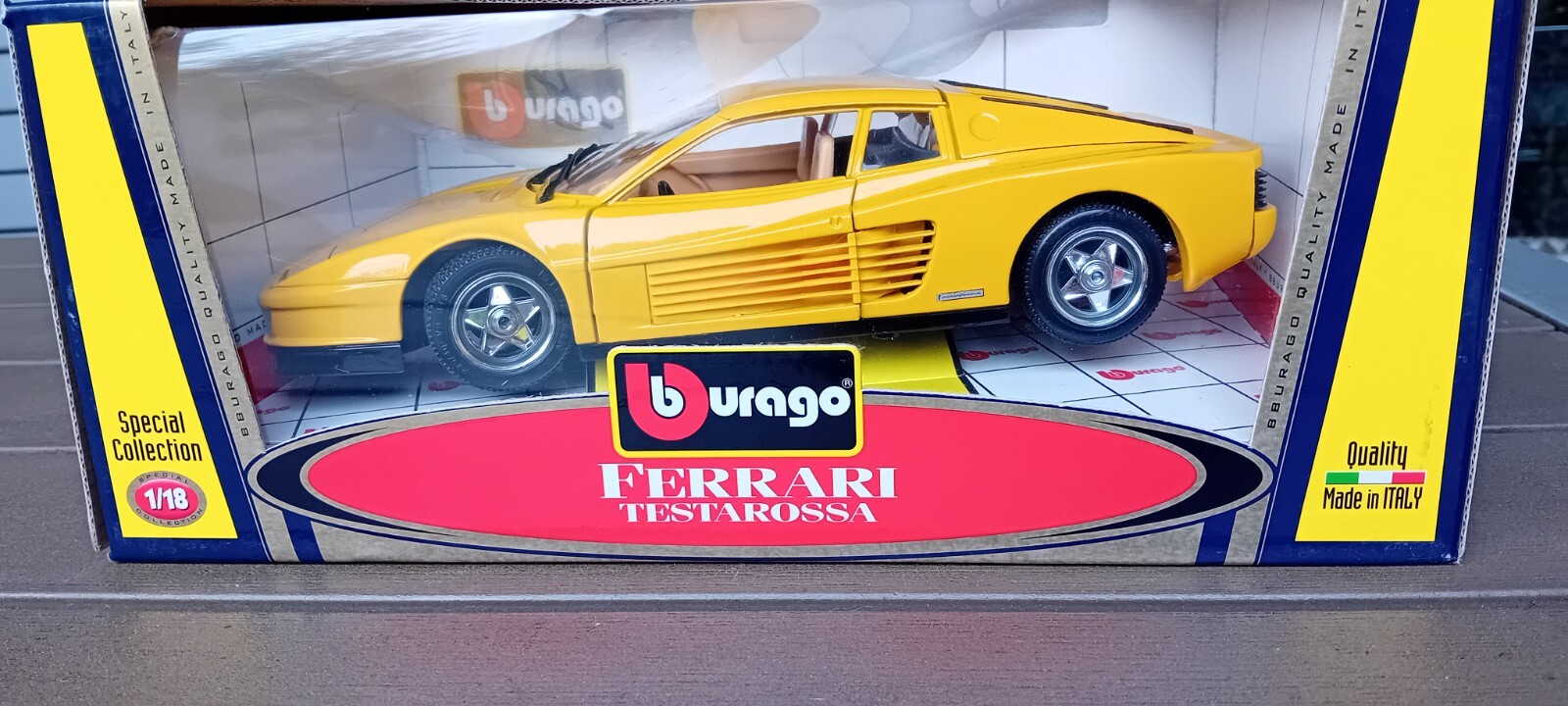 NOS FERRARI TESTAROSSA 1/18 BURAGO voiture miniature métal d'époque