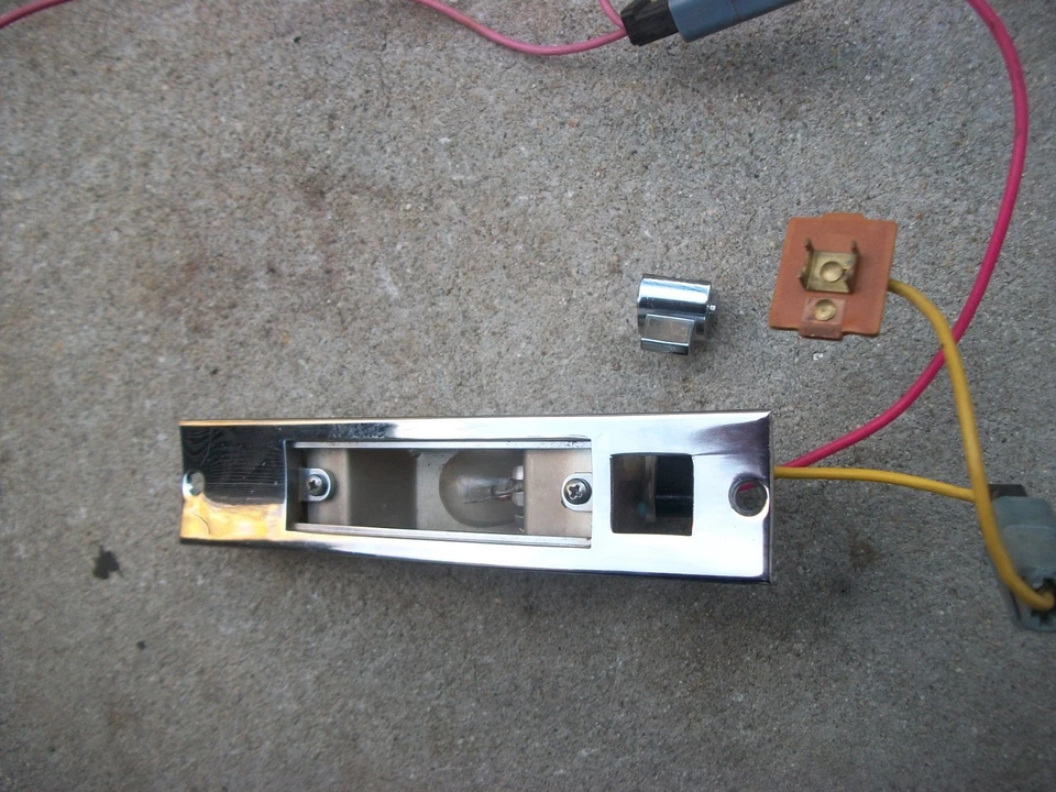 Chrysler New Yorker 300 Newport 1963 1964 tablero raro luz de cortesía nuevo en stock Foto 2 de 4