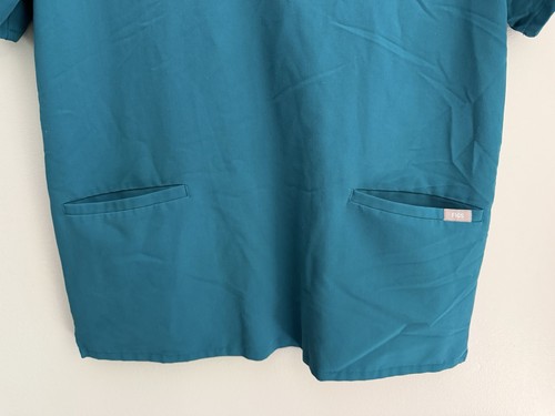 Blusa Médica Figs Casma Tres Bolsillos Verde Azulado Para Mujer Talla L Cuello en V Mangas Cortas - Imagen 3 de 9