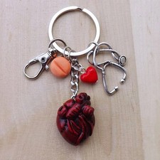 Portachiavi cuore anatomico in fimo – idea regalo per studenti e medici