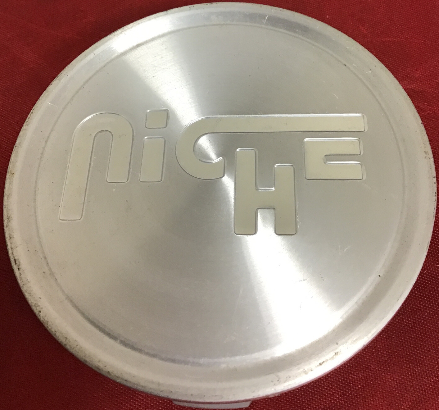 ONE USED NICHE BRUSHED ALUMINUM 1003-24M M-774 WHEEL RIM CENTER CAP 12654