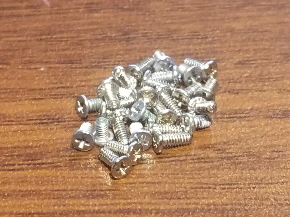 PACK DE TORNILLOS GENÉRICOS ORIGINALES Samsung Galaxy. FUNCIONA CON LA MAYORÍA DE LOS TELÉFONOS GALAXY Foto 3 de 3