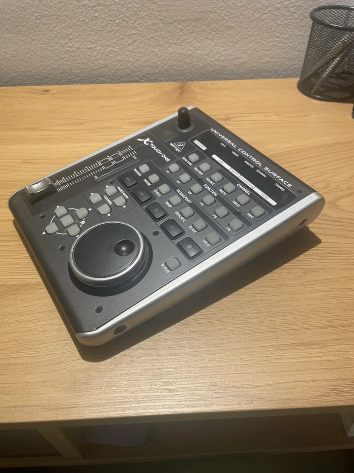 BEHRINGER X-Touch One - SUPERFICIE DI CONTROLLO UNIVERSALE CON FADER MOTORIZZATO - Immagine 3 di 4