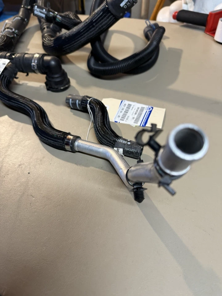 Manguera de salida de radiador motor delantero Dodge Dart 2016 original Mopar 68092561AG Foto 2 de 4