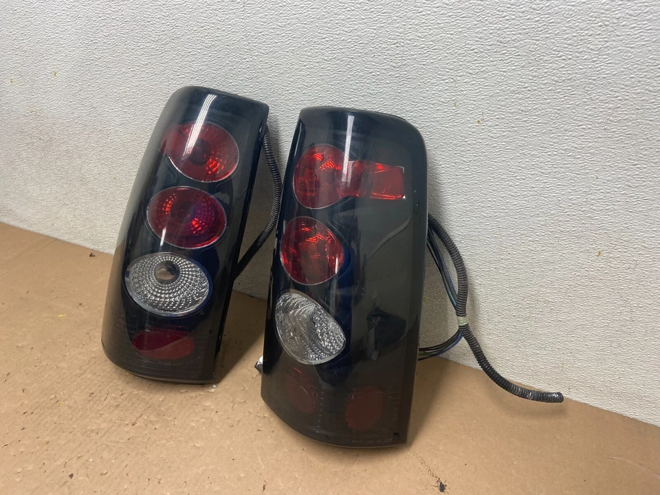 Conjunto de lanternas traseiras laterais esquerda+direita 2003 a 2006 Chevrolet Silverado 1500 2500 E2666 - Imagem 2 de 4
