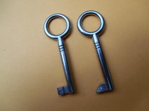 Alte Schlussel 2 Schone Alte Mobelschlussel Schrankschlussel Hohlschlussel Ebay