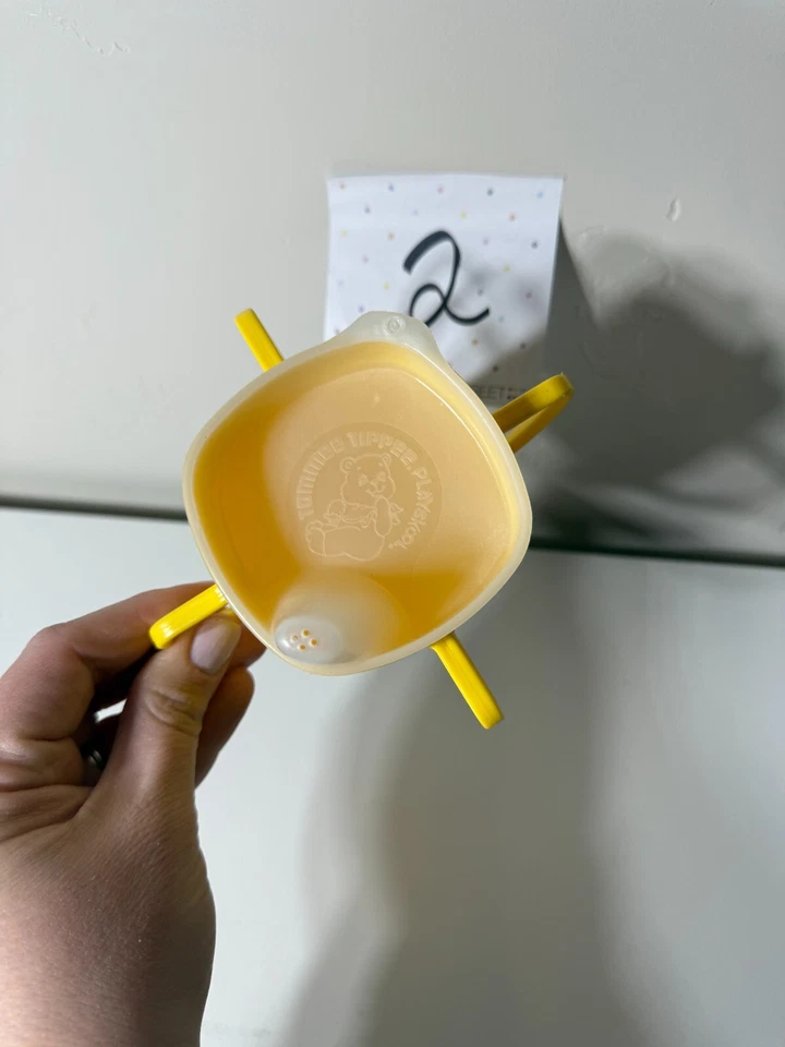 Vintage 1986 Tommee Tippee 4 alças copo Sippy quadrado amarelo tampa macia - Imagem 3 de 4