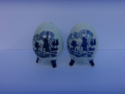 EGG SHAPE w DELFT BLUE STYLE WINDMILL   SALT & PEPPER SHAKERS VINTAGE  UNUSED