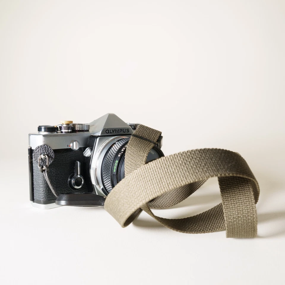 "Correa de cámara verde oliva de 40"" con anclajes de liberación rápida de diseño de pico hecha a mano" Foto 4 de 4