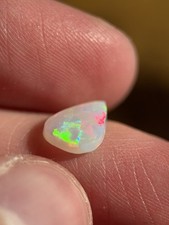 Brasilianischer Kristall Opal poliert 1,1 ct mit viel Feuer