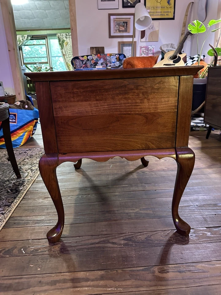 Mesa auxiliar de mesita de noche Pennsylvania House de madera de cerezo estilo Queen Anne Foto 2 de 4