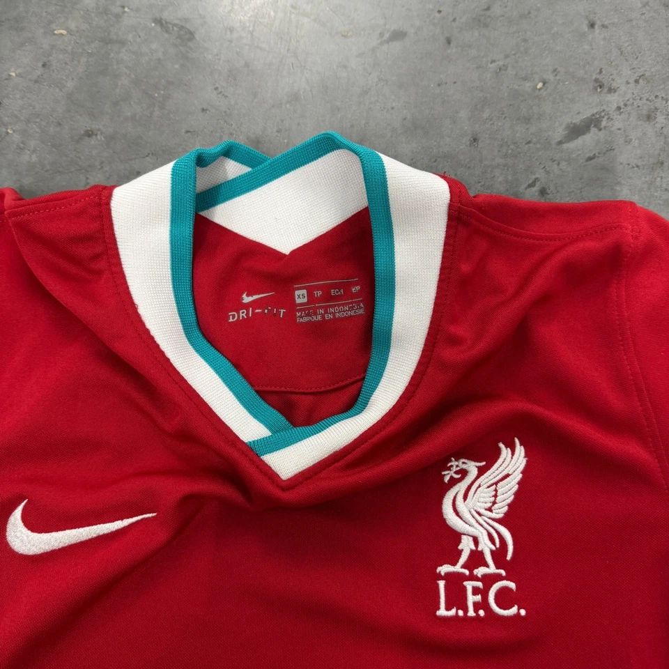 Camisa de futebol Liverpool FC feminina XS vermelha Nike Dri-FIT padrão fretada - Imagem 3 de 4