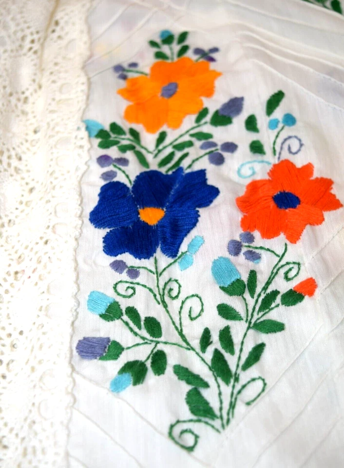 Vestido Vintage Talla S/M Años 70 Blanco Crochet Colorido Floral Bordado Cintura Imperio Foto 4 de 4
