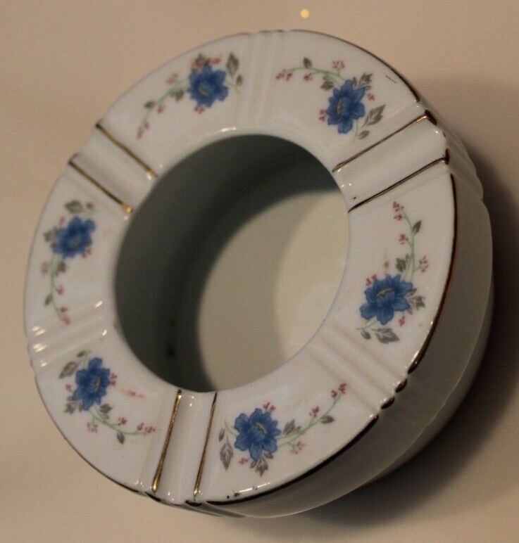 VINTAGE CHINESE PORCELAIN ASHTRAY WHITE WITH GOLD TRIM AND BLUE