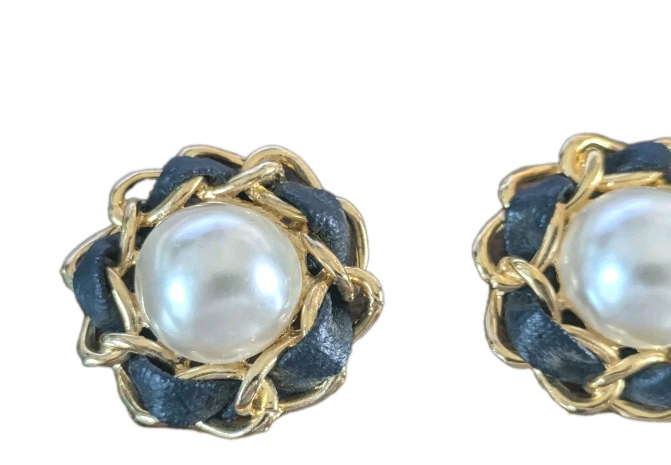 VTG CHANEL Gold Tone Chain Leather Pearl Circle Round Clip Ons Stamp Auth - Image 2 of 4