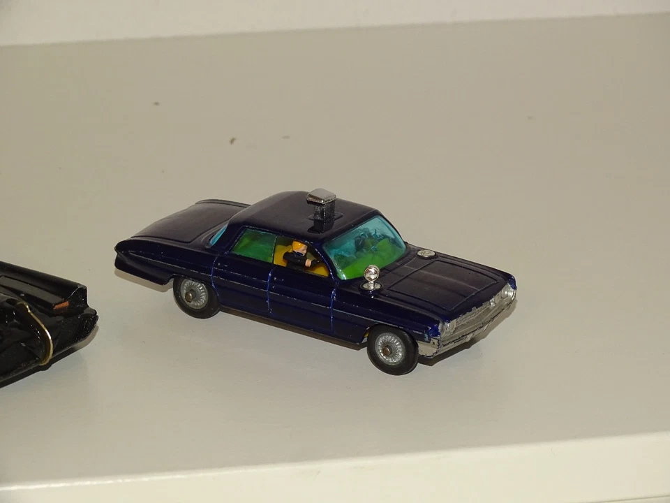 Corgi 1:43 Batman Batmobile + Man From Uncle Oldsmobile Super 88 beschädigt - Bild 3 von 4